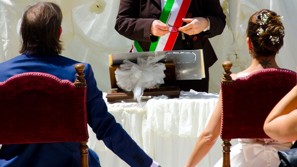 Chi Celebra Il Matrimonio Civile Officiare un matrimonio civile: chi può farlo e info utili