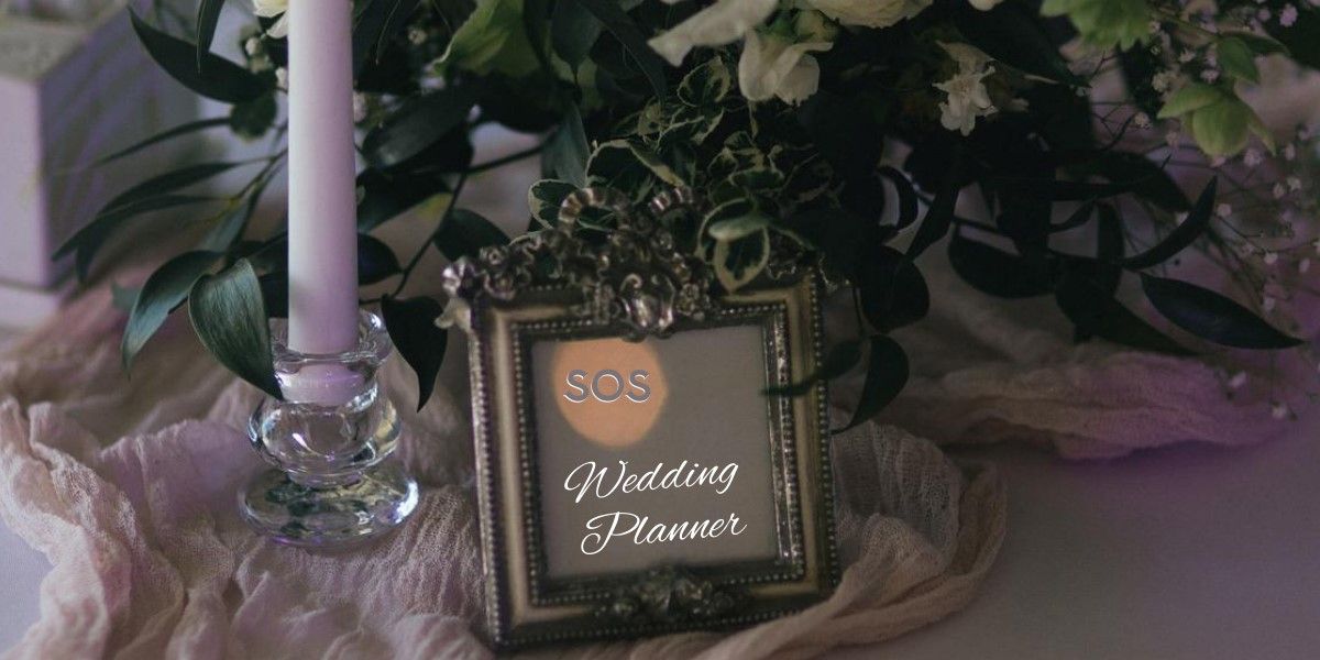 Tavolo da matrimonio con portafoto e scritta SOS Wedding Planner