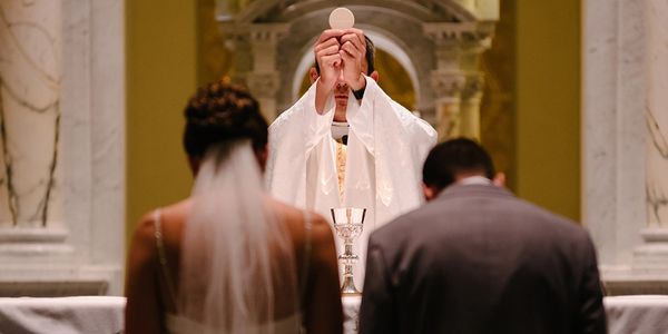 Matrimonio o vita consacrata? Esiste ancora la vocazione al sacerdozio?